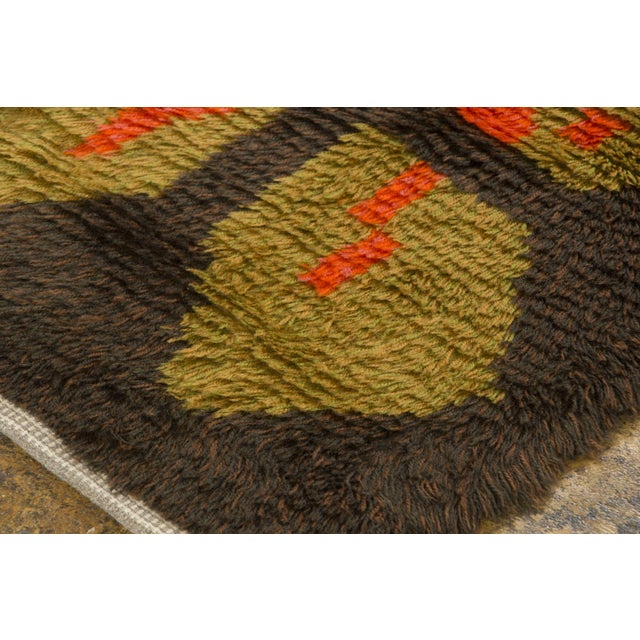 Hand-knotted in wool and originating circa 1950-1959, this 6x8 vintage Swedish Rya rug joins Rug & Kilim’s Scandinavian...