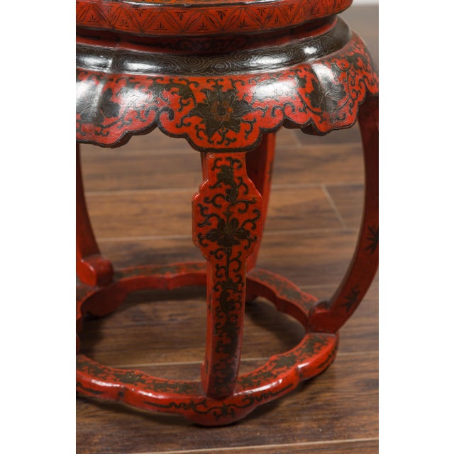 Chinese Ming Dynasty Style 1920s Red and Black Lacquered Drum Stool or Table For Sale - Image 4 of 12