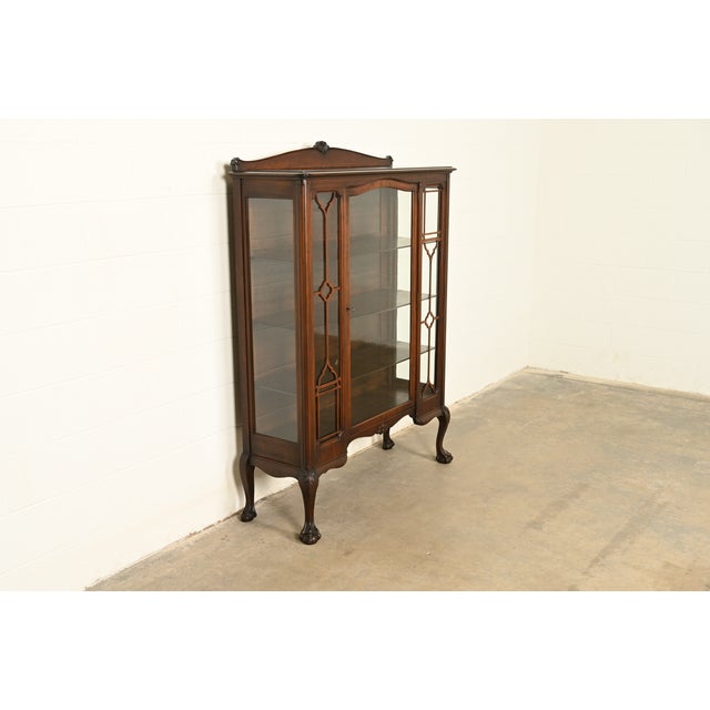 An exceptional antique Chippendale or Georgian style bookcase cabinet In the manner of Berkey & Gay USA, Circa 1920s...