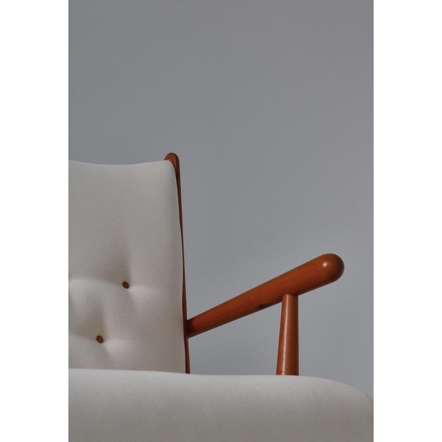 White Swedish Cabinetmaker Sofa in Pinewood & White Vägen Linen for Svenskt Tenn, 1940s For Sale - Image 8 of 18