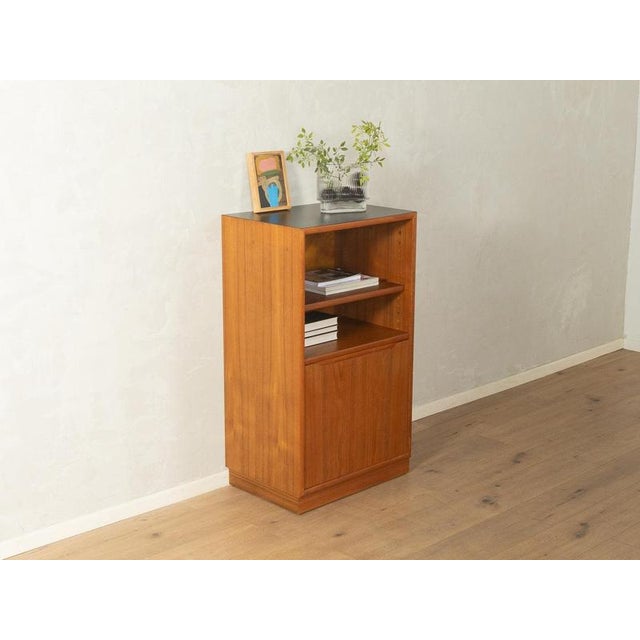 1960s chest of drawers Very good workmanshipHigh-quality materialsSolid wood edgesMade in Denmark Depth: 42 cm Width: 59...