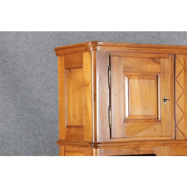 Antique Biedermeier Buffet in Walnut, 1820 For Sale - Image 12 of 18