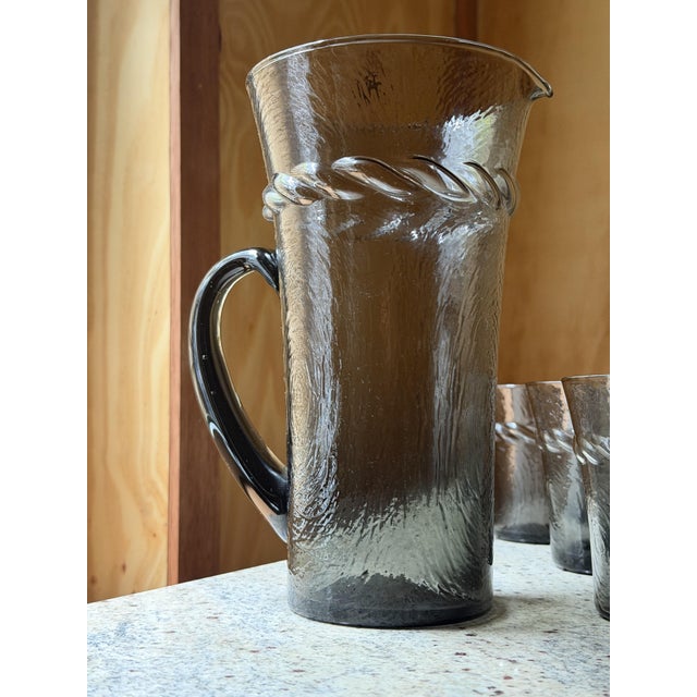 Charcoal Mid-Century Modern Smoky Grey Woodgrain Bark Glass Pitcher and Tumbler Set, 1970, Set of 5 For Sale - Image 8 of 16