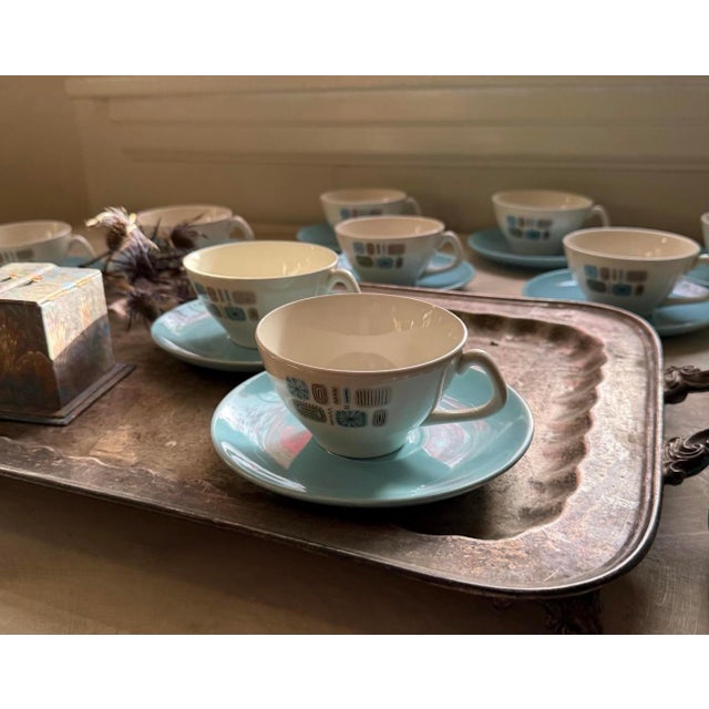 Vintage Mid-Century Modern Teacups and Saucers – “Temporama” Pattern (Unmarked) – Blue & Brown Atomic Design - 26pcs For Sale - Image 10 of 12