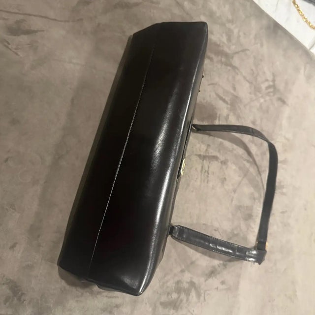 Immerse yourself in the heritage of Venetian luxury with this sophisticated 1980s hand bag by Roberta di Camerino, a piece...