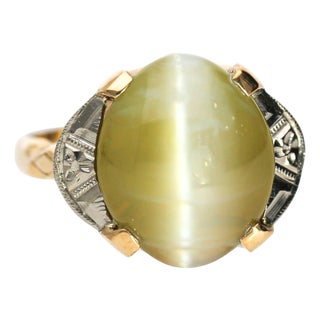 Mid 20th Century Gia Certified 9.46 Carat Green Cats Eye Chrysoberyl 14k Gold Art Deco Ring, Size 6.5 For Sale