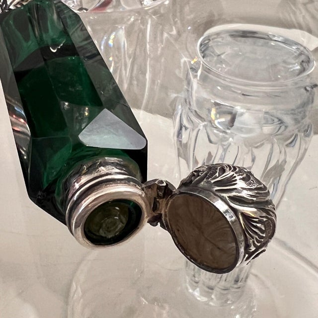 Late 19th Century Beautiful Victorian scent bottle in emerald green with sterling caps // double-ended perfume bottle // vanity decor // antique boudoir For Sale - Image 5 of 18