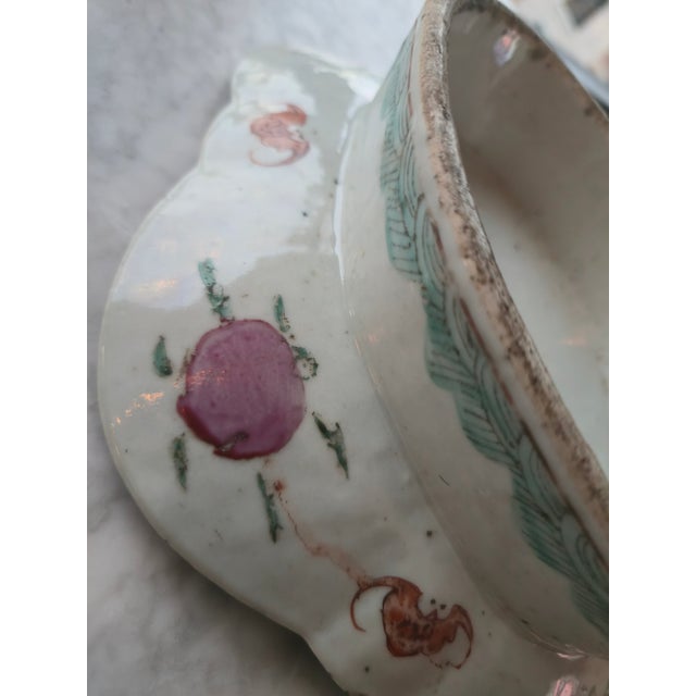 Late 19th Century Antique Chinese Famille Rose Porcelain Pedestal Bowl Platter With Scalloped Rim For Sale - Image 5 of 7