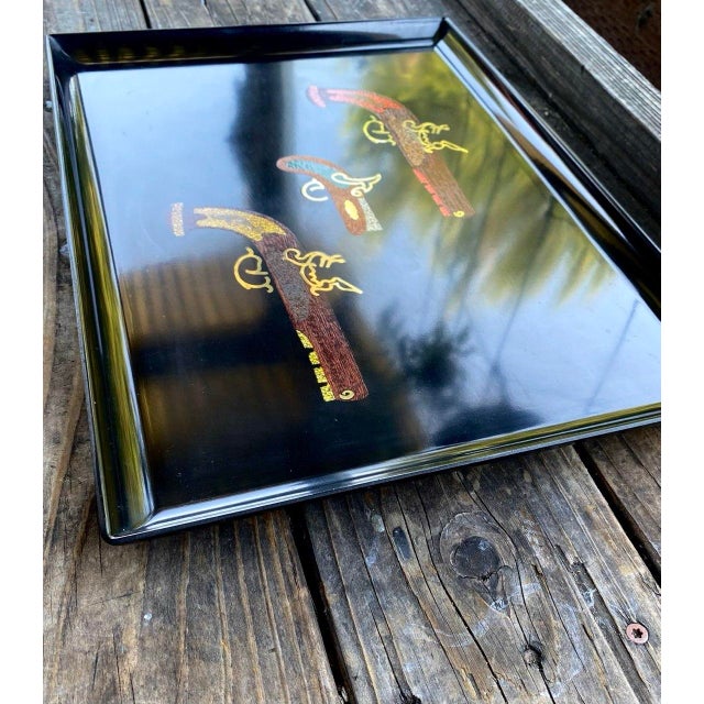 Wood Vintage Couroc of Monterey Colonial Flintlock Pistols Inlaid Serving Tray For Sale - Image 7 of 9