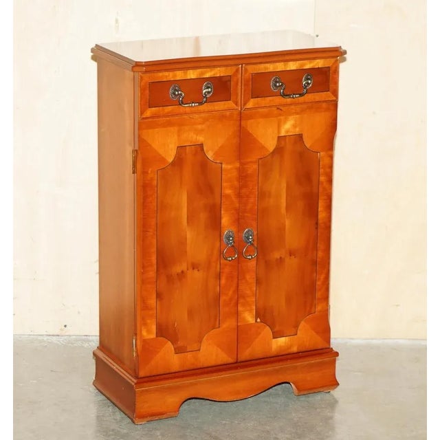 A good looking well made and utilitarian piece, it can sit in any room and look really quite smart Condition wise we have...