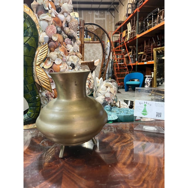 Up for consideration is a beautiful vintage 1950s footed bras vase. This would look lovely in your home and it is a great...