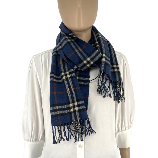 English Late 20th Century Burberrys Navy Blue Plaid 100% Cashmere Scarf For Sale - Image 3 of 8