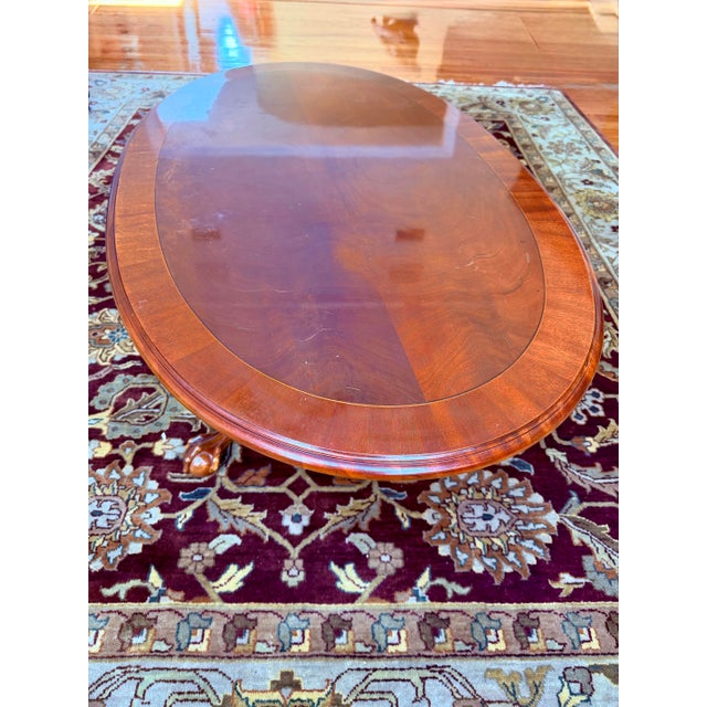 Queen Anne Ethan Allen 18th Century Chippendale Style Banded Mahogany Oval Coffee Table With Claw and Ball Feet For Sale - Image 3 of 13