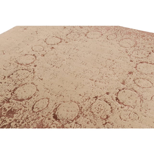 Hand-knotted in wool, this 8x10 modern classics rug from Turkey features beige-brown, peach and taupe tones underscore an...