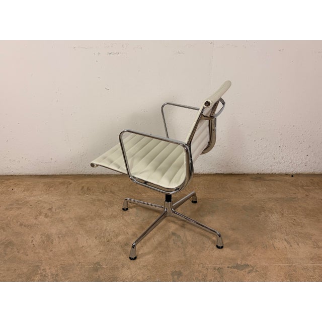 Mid-Century Modern EA 117 Aluminium Desk Chair in White Leather and Chrome by Charles and Ray Eames for Vitra For Sale - Image 3 of 12