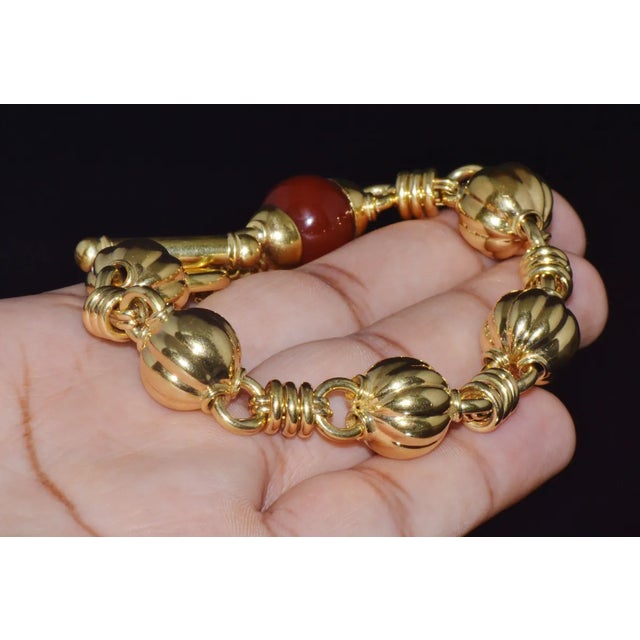 Contemporary Estate Primavera Preziosi Italian Solid 18K Gold Carnelian Bead Fluted Ball Toggle Bracelet For Sale - Image 3 of 10
