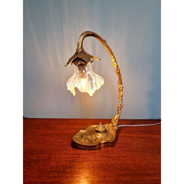 Art Nouveau Table Lamp in Gilded Bronze and Opalescent Glass For Sale - Image 15 of 18