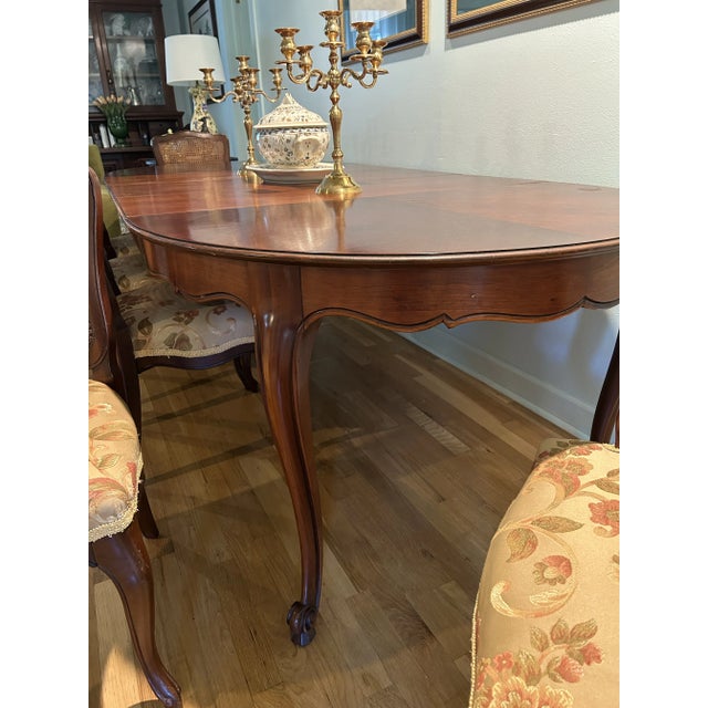 Mid 20th Century Kindel Furniture French Provincial Louis XV Dining Table With 3 Extension Leaves For Sale - Image 5 of 12