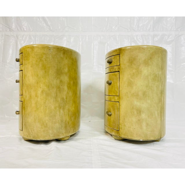 1980s Pair of Henredon Oval 3-Drawer Nightstands / Bachelor’s Chests, Lacquered Finish For Sale - Image 10 of 18