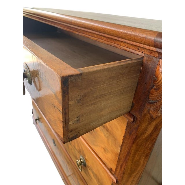 Early 18th Century 18th C. William and Mary Walnut Chest of Drawers For Sale - Image 5 of 10