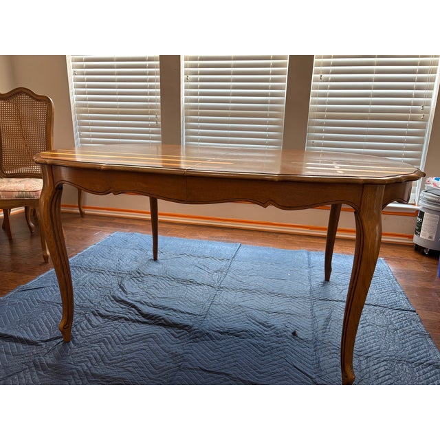 1960s Vintage 1962 Thomasville Tableau Country French Dining Set – 6 Cane-Back Chairs + Table W/ 3 Leaves, Set of 10 For Sale - Image 5 of 12