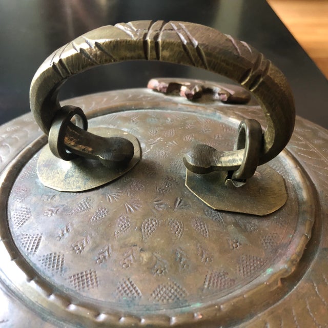 The School of Paris 1900s Traditional Hand Hammered Brass Box With Latch For Sale - Image 3 of 9