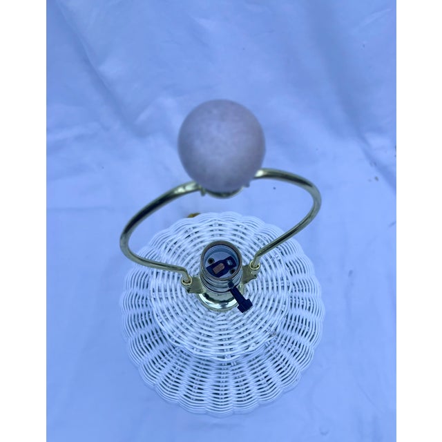 Late 20th Century Coastal Chic White Wicker Ginger Table Lamp For Sale - Image 4 of 9