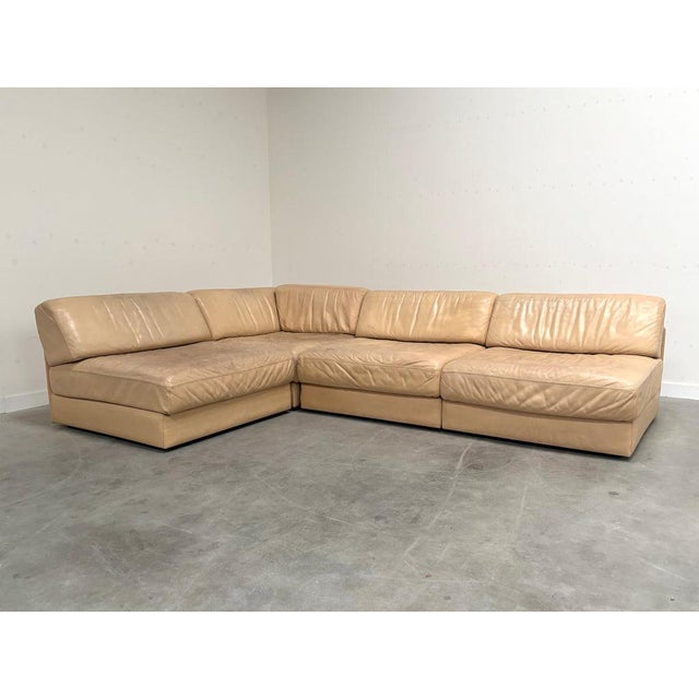 Remarks: Mid century sofa / daybed by De Sede, model DS 76, Switzerland 1970s. Four elements upholstered with creme /...