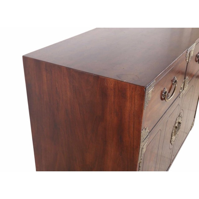 Chinoiserie Vintage 1970s Henredon Chinoiserie Campaign Bachelor's Chest / Cabinet With Brass Hardware For Sale - Image 3 of 8