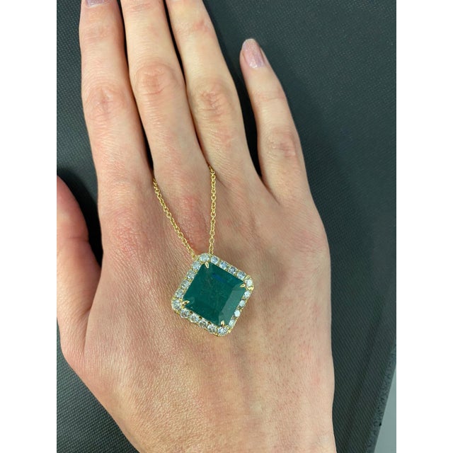 Square Emerald Cut Fancy Vivid Green Emerald Diamond Halo 18 Karat Yellow Gold For Sale - Image 4 of 10