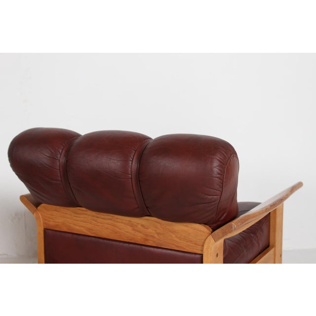 Bruno Mathsson Brutalist Lounge Chairs in Oak and Reddish Brown Leather, 1970s, Set of 2 For Sale - Image 4 of 17