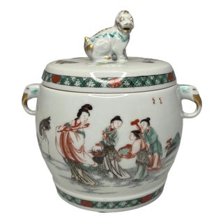 Small Mottahedeh Lidded Container with Foo Dogs For Sale