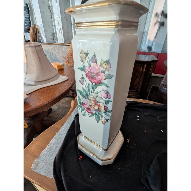 Traditional Vintage Hand-Painted Floral White Ceramic Table Lamp Base With Gold Gilt Trim – Classic Mid-Century Traditional For Sale - Image 3 of 6
