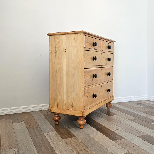 Antique English Pine Chest of Drawers (Dresser) With Dark Knobs - Circa 1880 For Sale In Orlando - Image 6 of 17