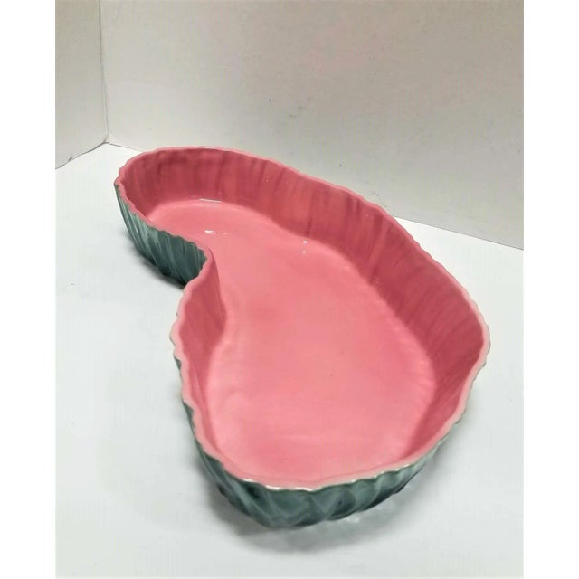 Mid-Century Modern Mid Century Pink and Green Flamingo Ceramic Figurine in Flamingo Pool Tray. For Sale - Image 3 of 7