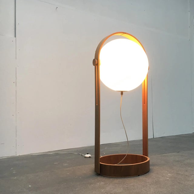 - Rare Ball floor lamp from the Swiss manufacturers Temde - Functional light source - Consists of an arc-shaped wooden...