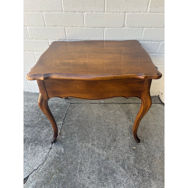 Late 20th Century Vintage Ethan Allen French Provincial Lamp Table / Nightstand / Side Table For Sale - Image 5 of 9