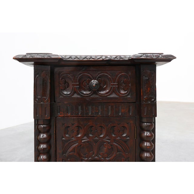 19th Century Oak Breton Carved Bedside Cabinets, France, 1890s, Set of 2 For Sale - Image 5 of 15