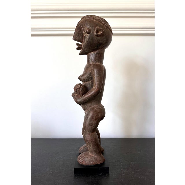 Lwalwa Mother Figure Holding Baby DR Congo Africa with Provenance For Sale - Image 4 of 18