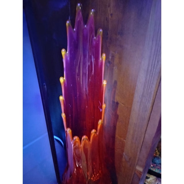 1960s 1960s Large Le Smith Diamond Butt 16 Fingers Swung Vase Amberina 24 Gorgeous Red For Sale - Image 5 of 11