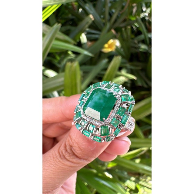 Set in 18k Gold, 7.59 Carats, Natural Zambian Emerald & Diamonds Engagement Ring, Size 6.5 For Sale - Image 6 of 11