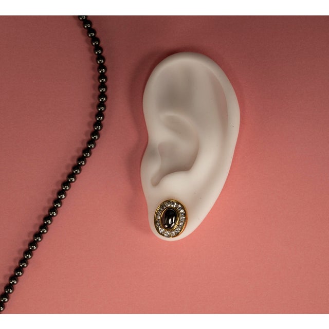 This beautiful hematite costume jewelry necklace with two earrings from the 1950s combines classic charm with a modern...