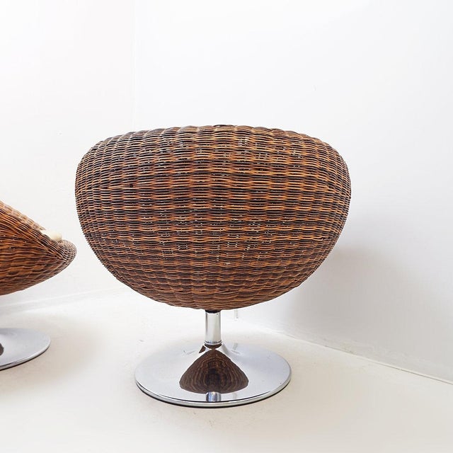 Vintage Swiveling Wicker Chairs, Set of 2 For Sale - Image 4 of 13