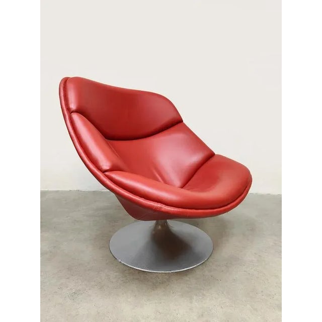 A unique and extremely comfortable vintage artifort swivel armchair on a trumpet base. A timeless design by pierre paulin,...
