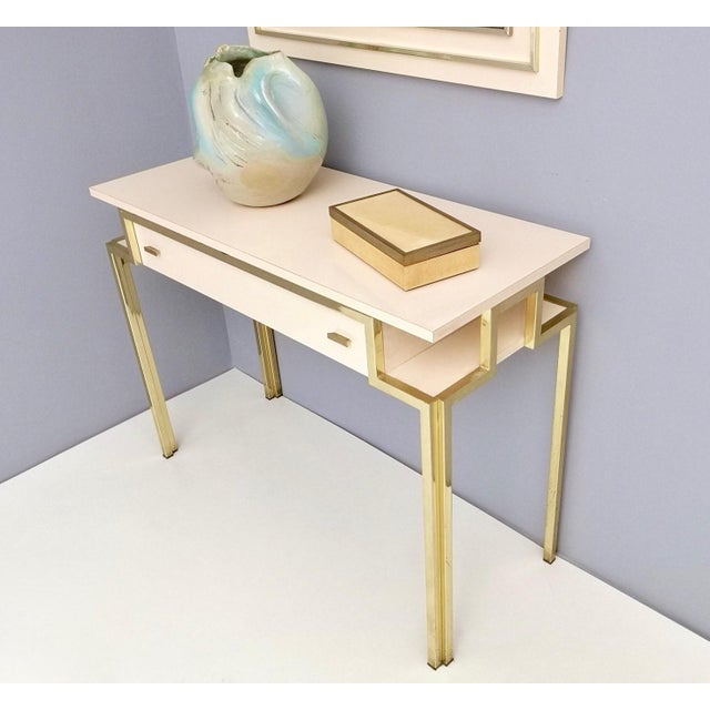 Postmodern Pale Pink Formica and Brass Console Tables with Wall Mirror, Italy, 1970s, Set of 2 For Sale - Image 4 of 16