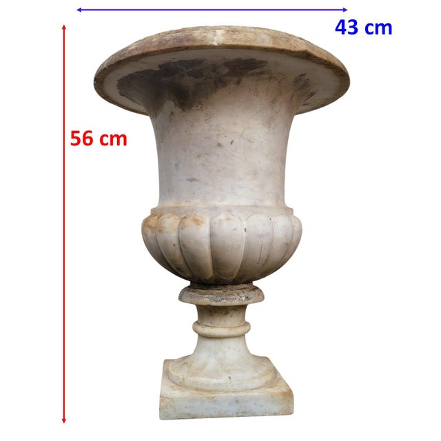 Important Medici-style vase in white marble, baluster-shaped, with a wide, flared opening and molded rim. The slightly...