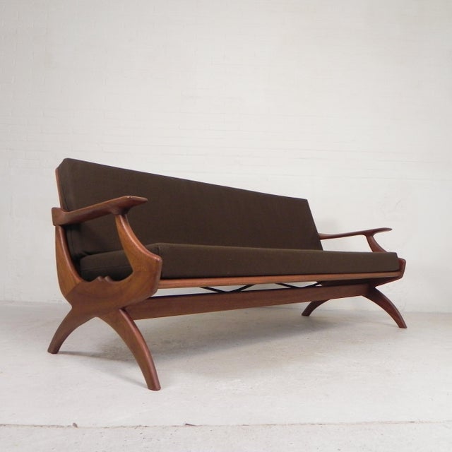 This teak three-seater sofa by De Ster Geldermalsen from the 1960s is a beautiful example of Dutch mid-century design. The...