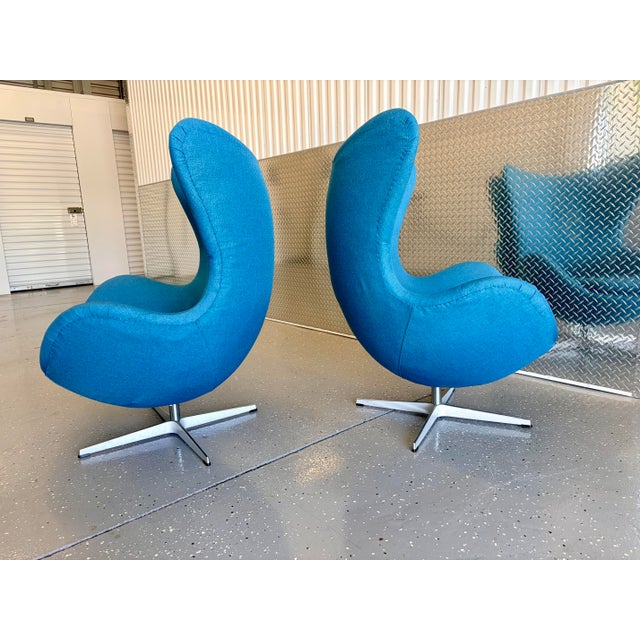 Mid-Century Modern Arne Jacobsen for Fritz Hansen Distributed by Knoll Egg Chairs - A Pair For Sale - Image 3 of 8