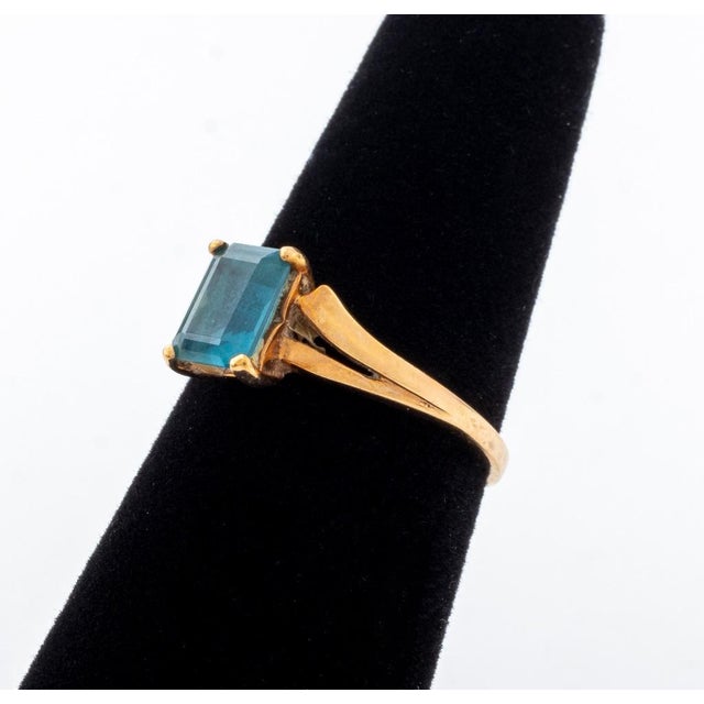 Modern Vintage 10k Yellow Gold & Blue Topaz Ring For Sale - Image 3 of 8
