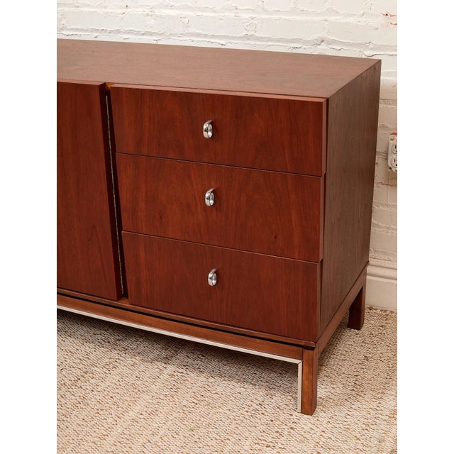 American of Martinsville Vintage American of Martinsville Mid-Century Modern Credenza For Sale - Image 4 of 9